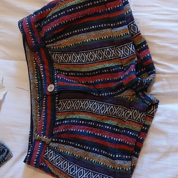 XS Shorts in a cool print - Picture 2 of 3